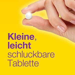 Vigantol Tablette, gehalten von einer Hand, betont die kleine, leicht schluckbare Form.