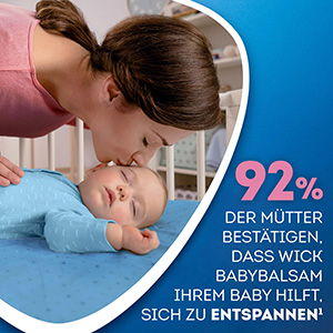 Eine Mutter küsst ihr schlafendes Baby. Der Text sagt: 92% der MÜtter bestätigen, dass WICK BabyBalsam ihrem Baby hilft, sich zu entspannen.
