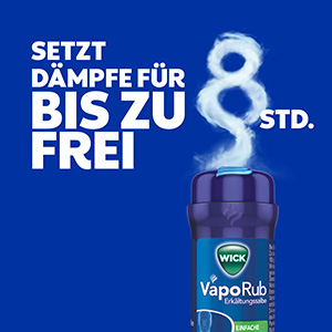 Der WICK VapoRub Erkältungssalbe Stick wird gezeigt. Der Text darüber bestätigt: Setzt Dämpfe für bis zu acht Stunden frei.