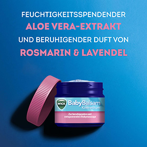 Der geöffnete Tiegel vom WICK BabyBalsam Kosmetikum wird gezeigt. Der Text sagt: Feuchtigkeitsspendender Aloe Very Extrakt und beruhigender Duft von Rosmarin und Lavendel.