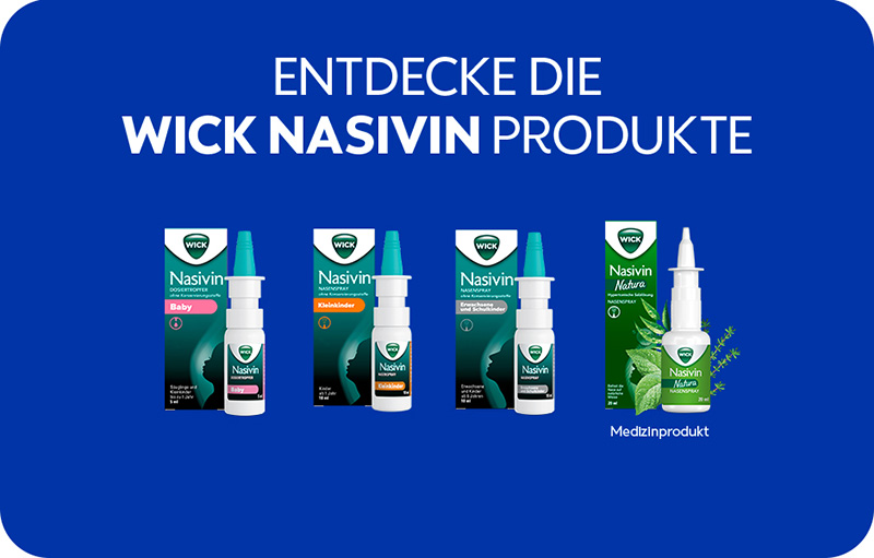 Auf blauem Hintergrund befinden sich jeweils die Verpackungen und Sprühflaschen von WICK Nasivin Dosiertropfer Baby ohne Konservierungsstoffe, WICK Nasivin Nasenspray Kleinkinder ohne Konservierungsstoffe, WICK Nasivin Nasenspray Erwachsene und Schulkinder ohne Konservierungsstoffe und von dem Medizinprodukt WICK Nasivin Natura. Der Text darüber sagt: Entdecke die WICK Nasivin Produkte.