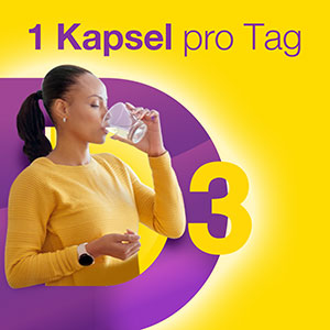 Frau trinkt Wasser, um Vigantolvit Kapsel einzunehmen: