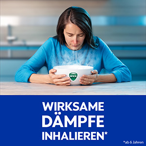 Eine Frau inhaliert über einer Schüssel, auf der WICK steht. Der Text sagt: Wirksame Dämpfe inhalieren ab 6 Jahren