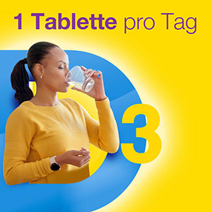 Vigantol: Frau nimmt eine Tablette mit Wasser ein, um die einfache tägliche Einnahme zu demonstrieren.