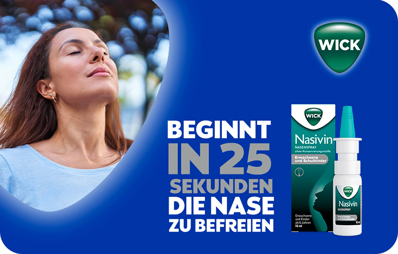 Eine Frau neigt entspannt mit verschlossenen Augen den Kopf leicht nach hinten in den Nacken. Der Text daneben sagt: Beginnt in fünfundzwanig Sekunden die Nase zu befreien. Gezeigt werden Verpackung und Sprühflasche von WICK Nasivin Nasenspray ohne Konservierungsstoffe für Erwachsenen und Schulkinder.