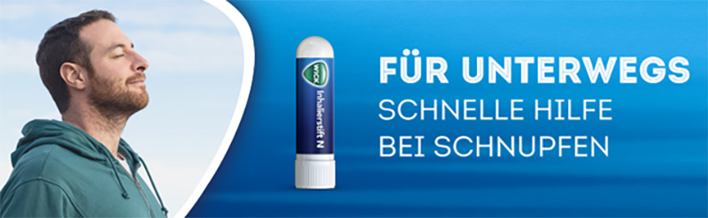 Gezeigt wird der WICK Inhalierstift und ein Mann der mit verschlossenen Augen durchatmet. Text sagt: Für unterwegs, schnelle Hilfe bei Schnupfen.