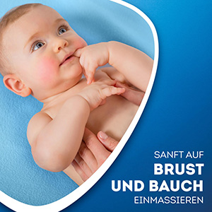 Baby liegt auf dem Rücken und wird von zwei Händen am Brustkorb berührt. Der Text sagt: Sanft auf Brust und Rücken einmassieren.